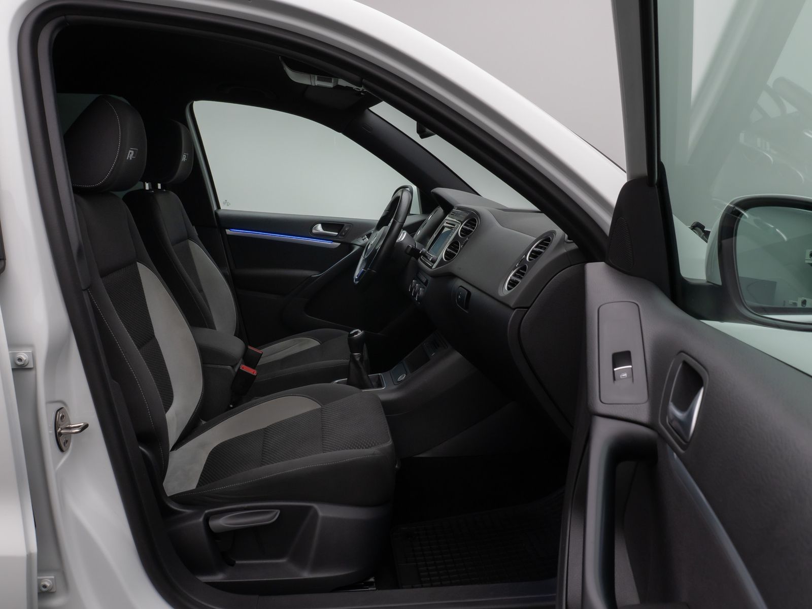 Fahrzeugabbildung Volkswagen Tiguan R-Line Xenon DAB Sitzhzg. AHK 8FACH