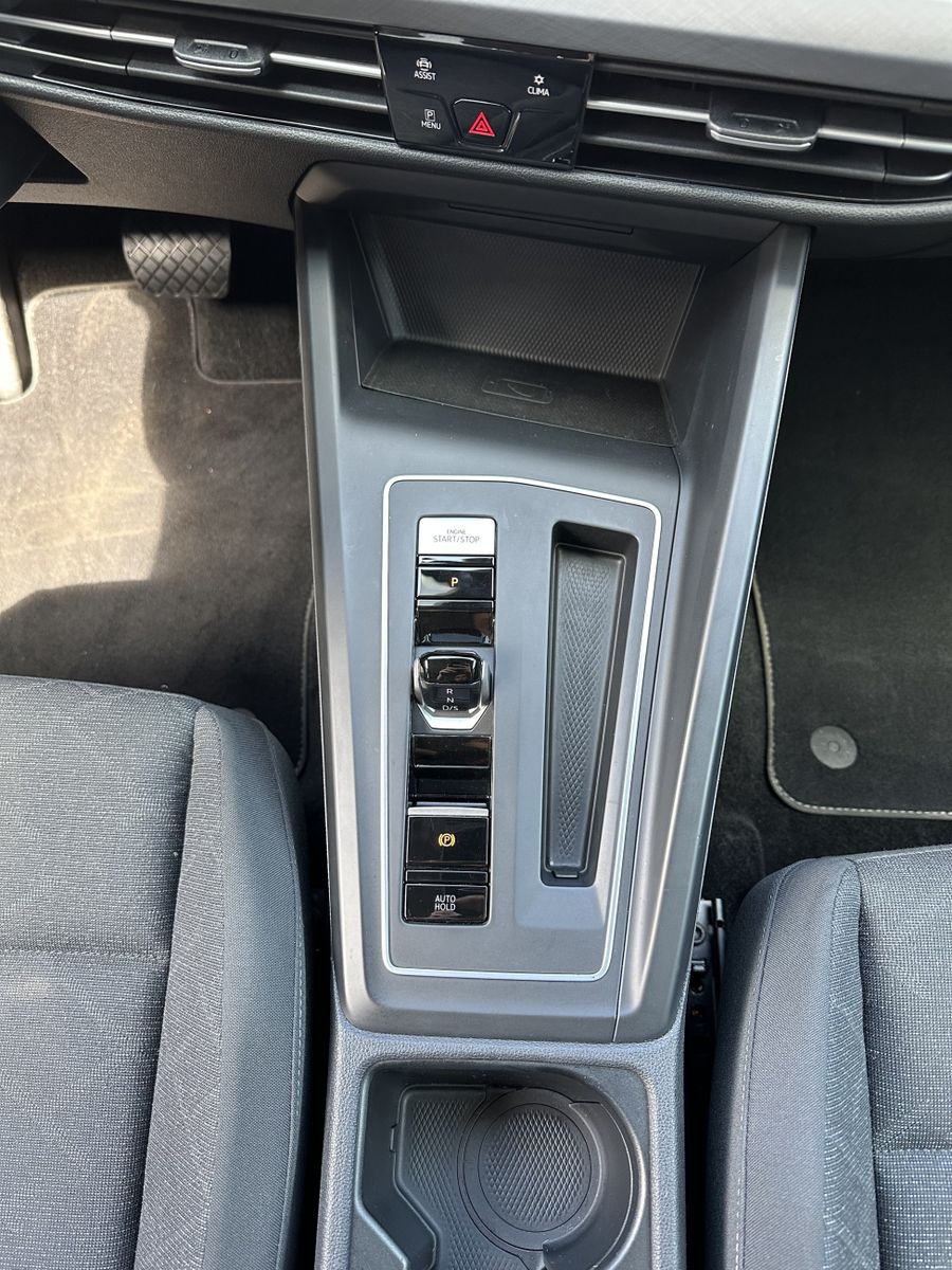 Fahrzeugabbildung Volkswagen Golf VIII 2.0 TDI DSG Life NAV+LED+ACC+17ZOLL+PP