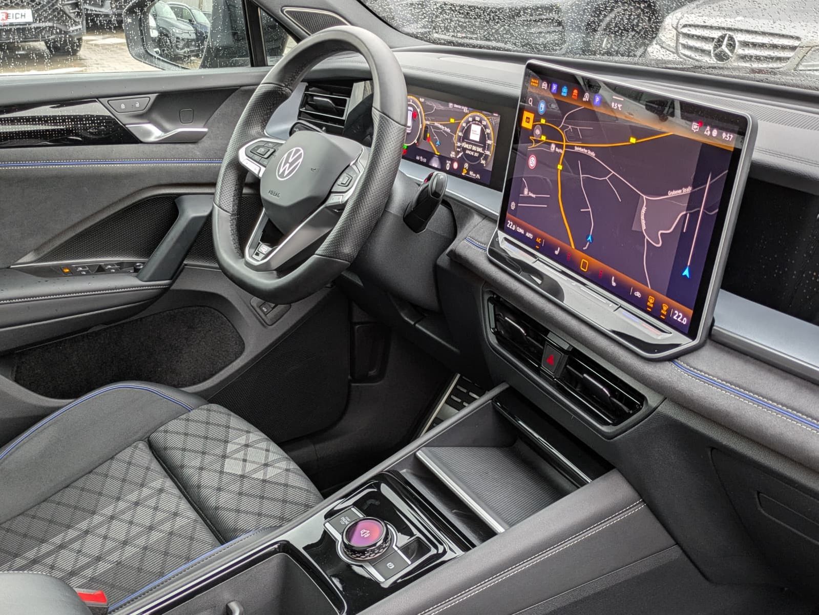 Fahrzeugabbildung Volkswagen Tayron 2.0 TDI 4M R-Line 7Si*MATRIX*AHK*PANO*HUD