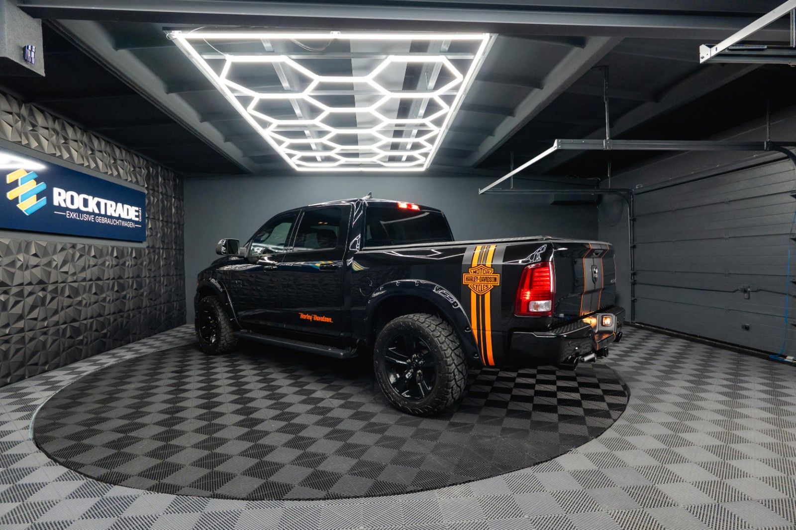 Fahrzeugabbildung Dodge RAM 5.7 V8 HEMI 4x4 OFFROAD Night HarleyDavidson