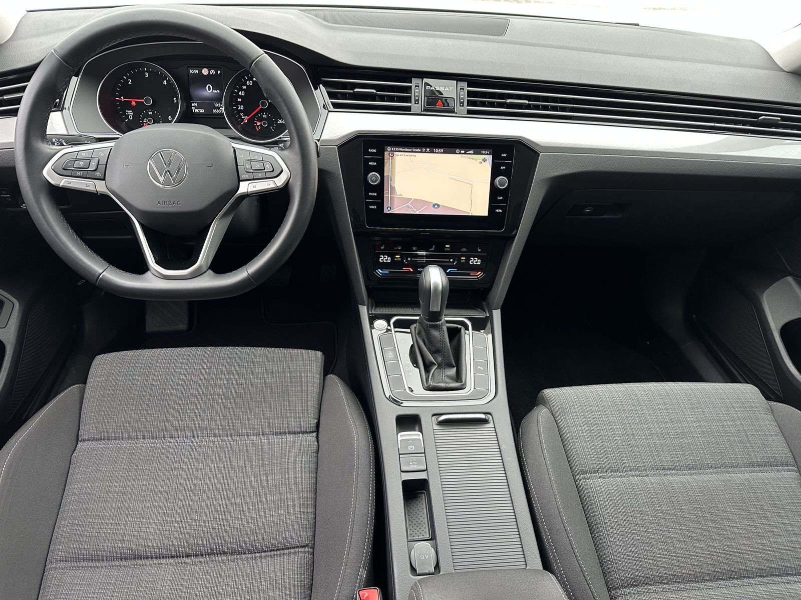 Fahrzeugabbildung Volkswagen Passat Variant 2.0 TDI DSG Business NAV+LED+ACC