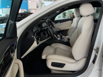 Fahrzeugabbildung BMW 530d Tour Sport Line HI-FI Pano M Sportfahrwerk