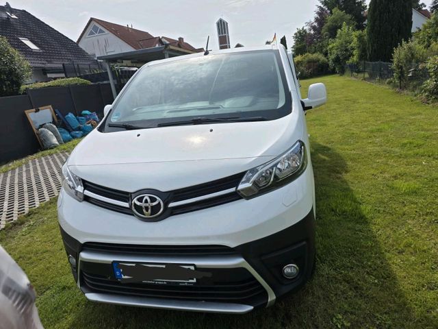 TOYOTA Verso