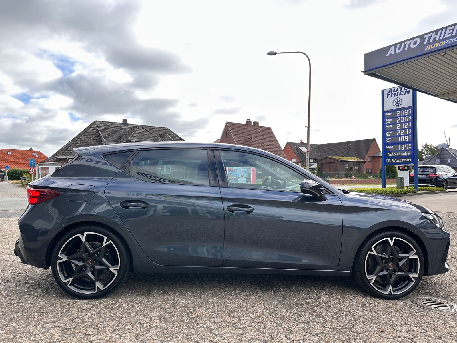 Fahrzeugabbildung CUPRA Leon VZ 2.0 TSI Pano/ACC/APP/LED/RFK/PDC/SHZG