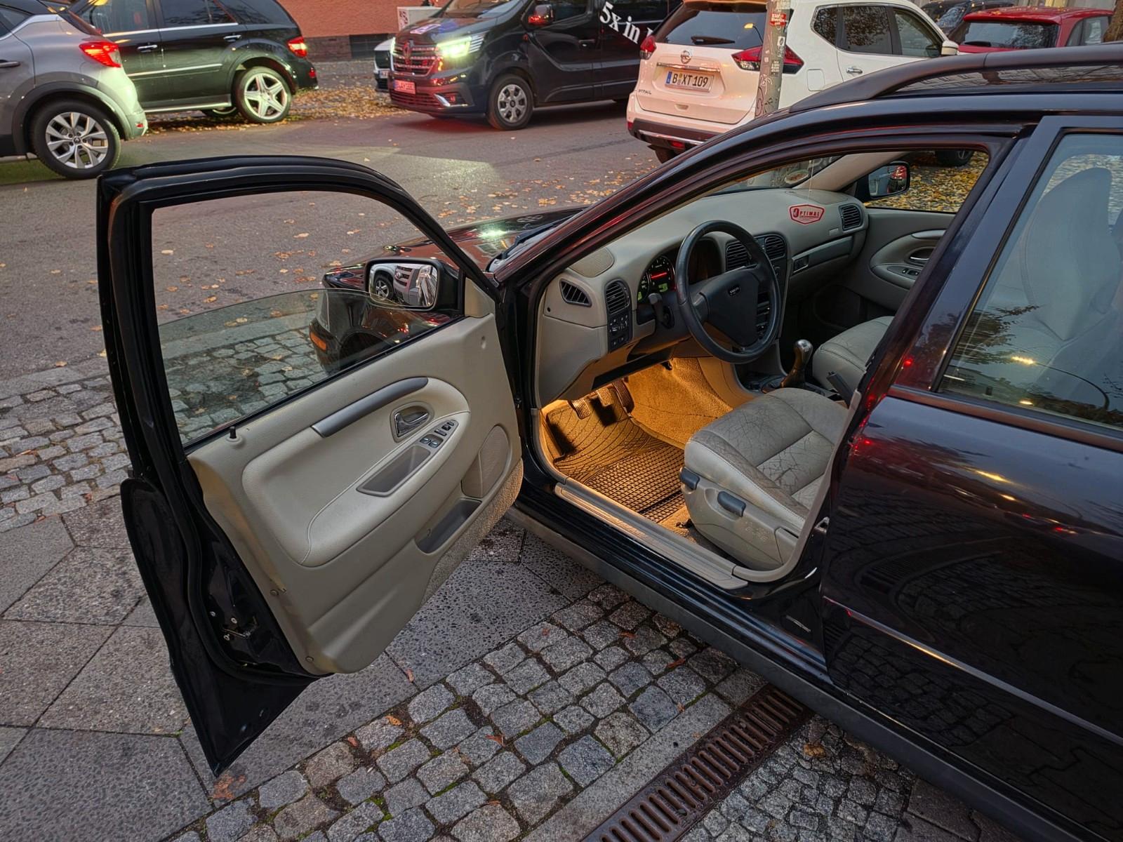 Volvo V40 2004 — rear view