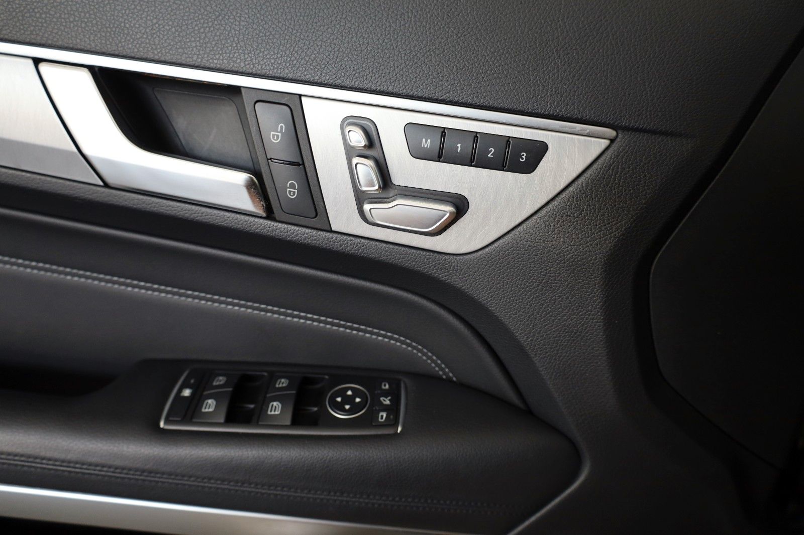 Fahrzeugabbildung Mercedes-Benz E 350d Coupe AMG Line Leder,Navi,LED,Kamera,SH