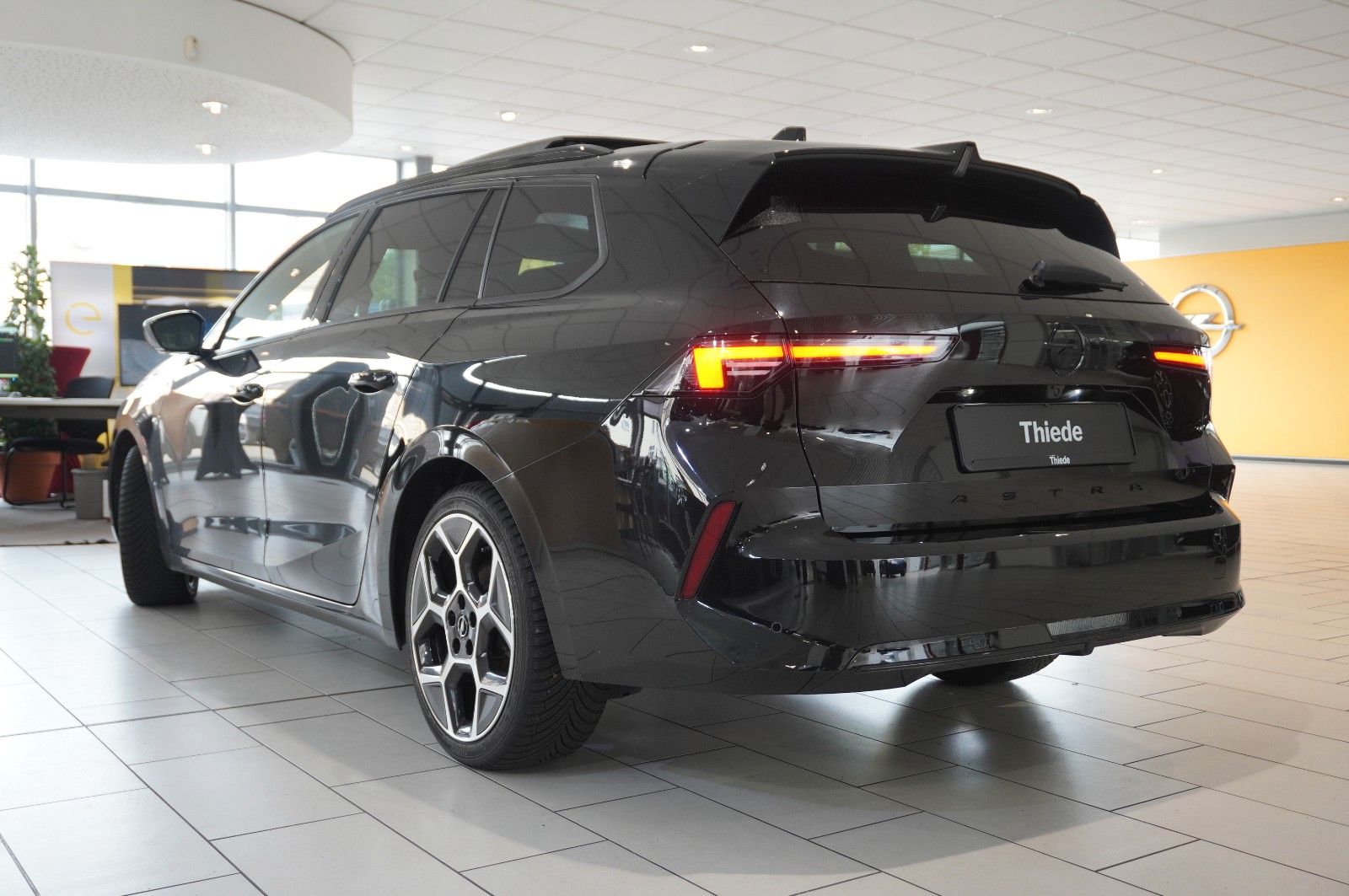 Fahrzeugabbildung Opel Astra L ST 1.2T ULTIMATE NAVI/LED/360°/PANO/DAB+