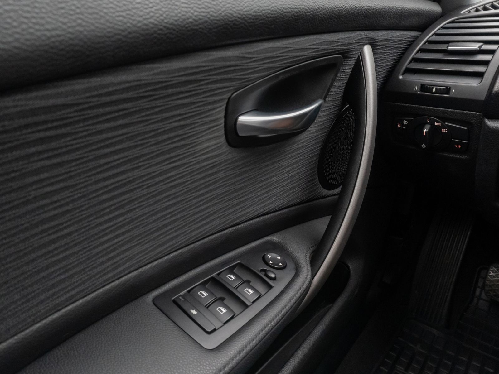 Fahrzeugabbildung BMW 116i PDC AHK Klimaanlage Alarm Start-StopAut LM