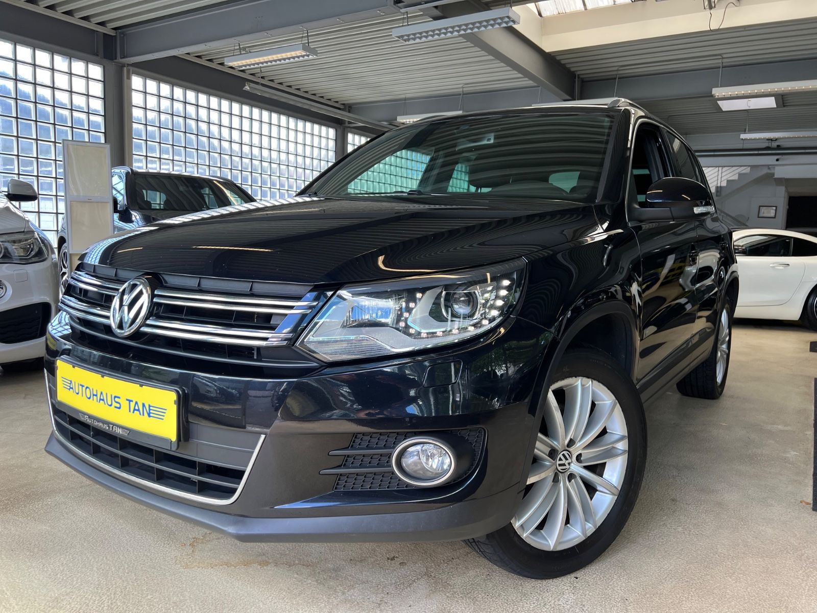 Volkswagen Tiguan - 1