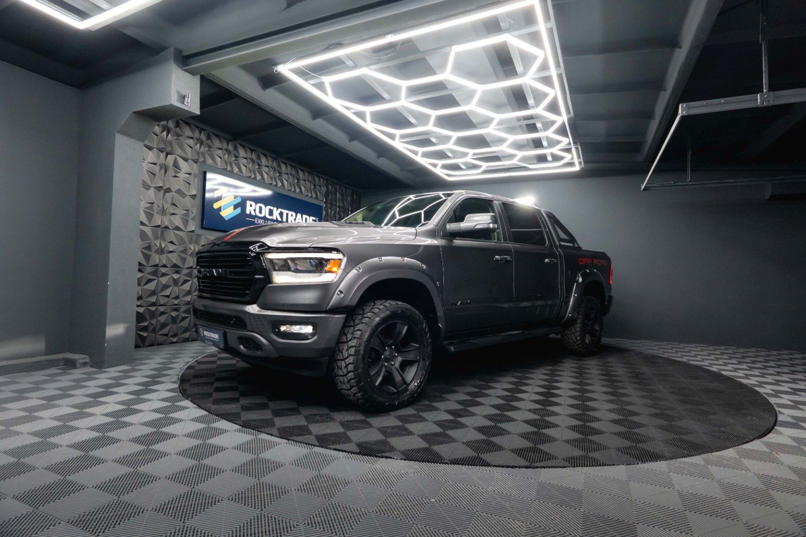 Fahrzeugabbildung Dodge RAM 5.7 V8 HEMI 4x4 OFFROAD NIGHT-Paket LARAMIE