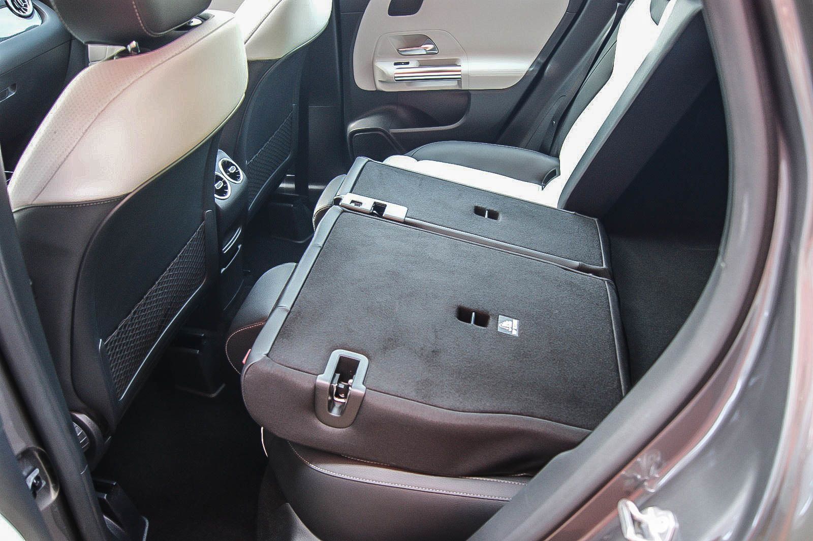 Fahrzeugabbildung Mercedes-Benz GLA 250 e AMG MBUX PANORAMA LEDER ANHZV