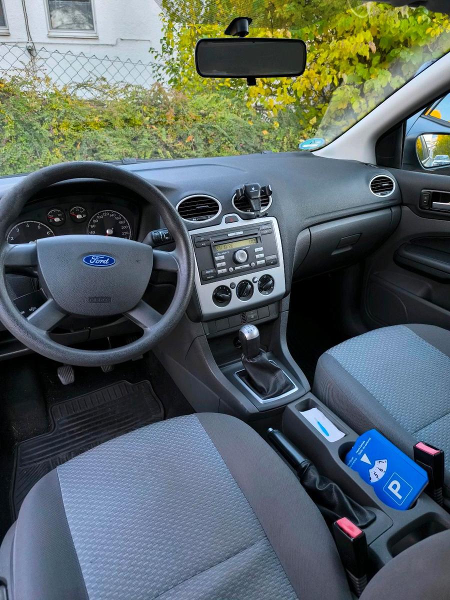 Ford Focus 2006 — rear view