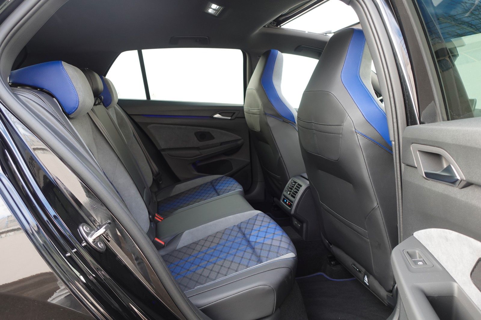 Fahrzeugabbildung Volkswagen Golf VIII R 2.0TSI 4Motion,Akrapovič,Pano,Matrix