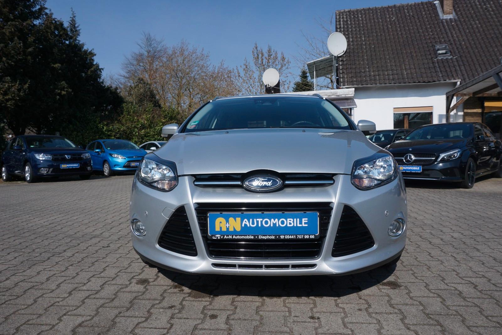 Ford Focus 2011 — салон