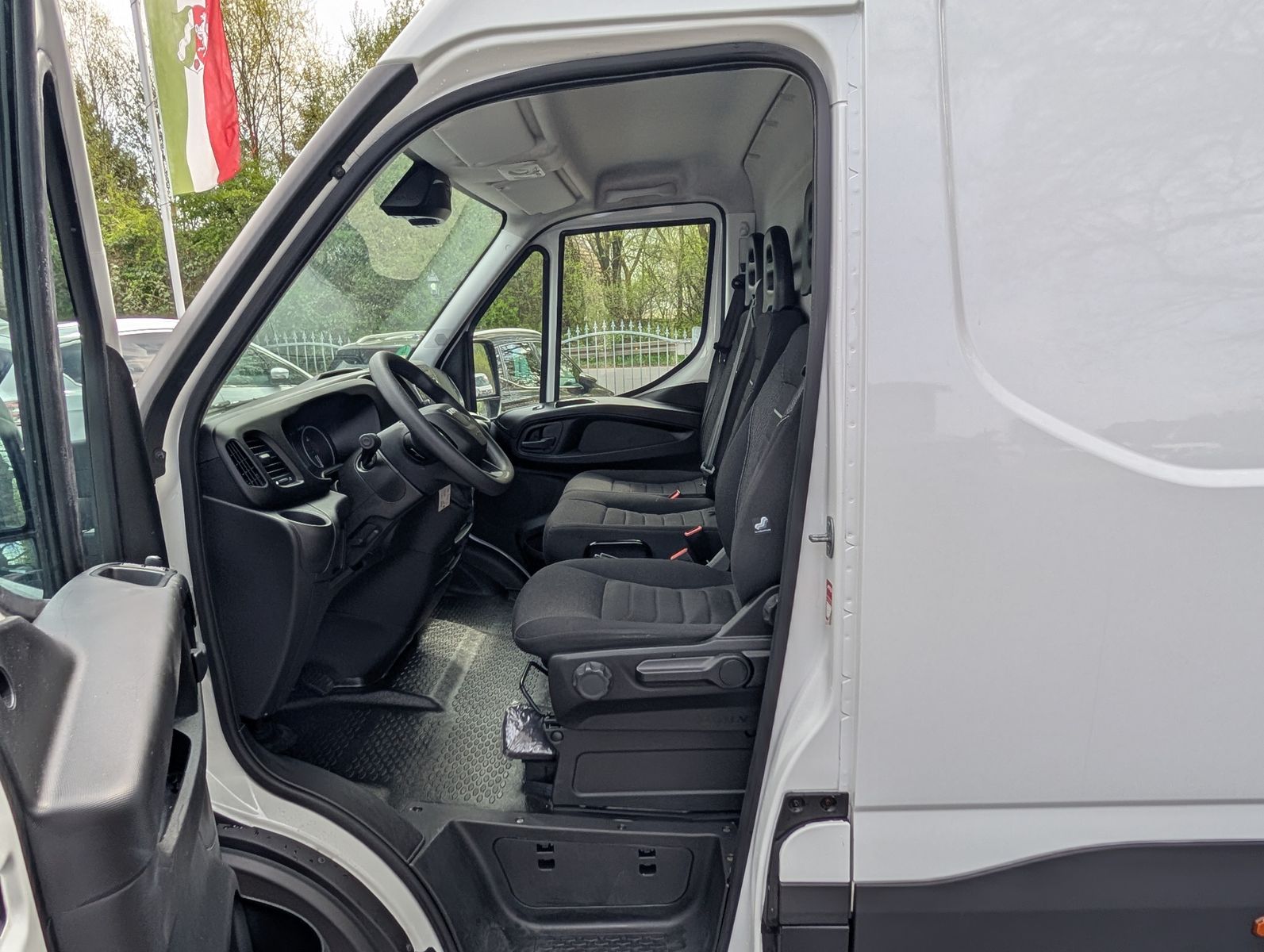 Fahrzeugabbildung Iveco 35S18V 4100L Daily 3.0L HI-Matic Holzboden Kamer