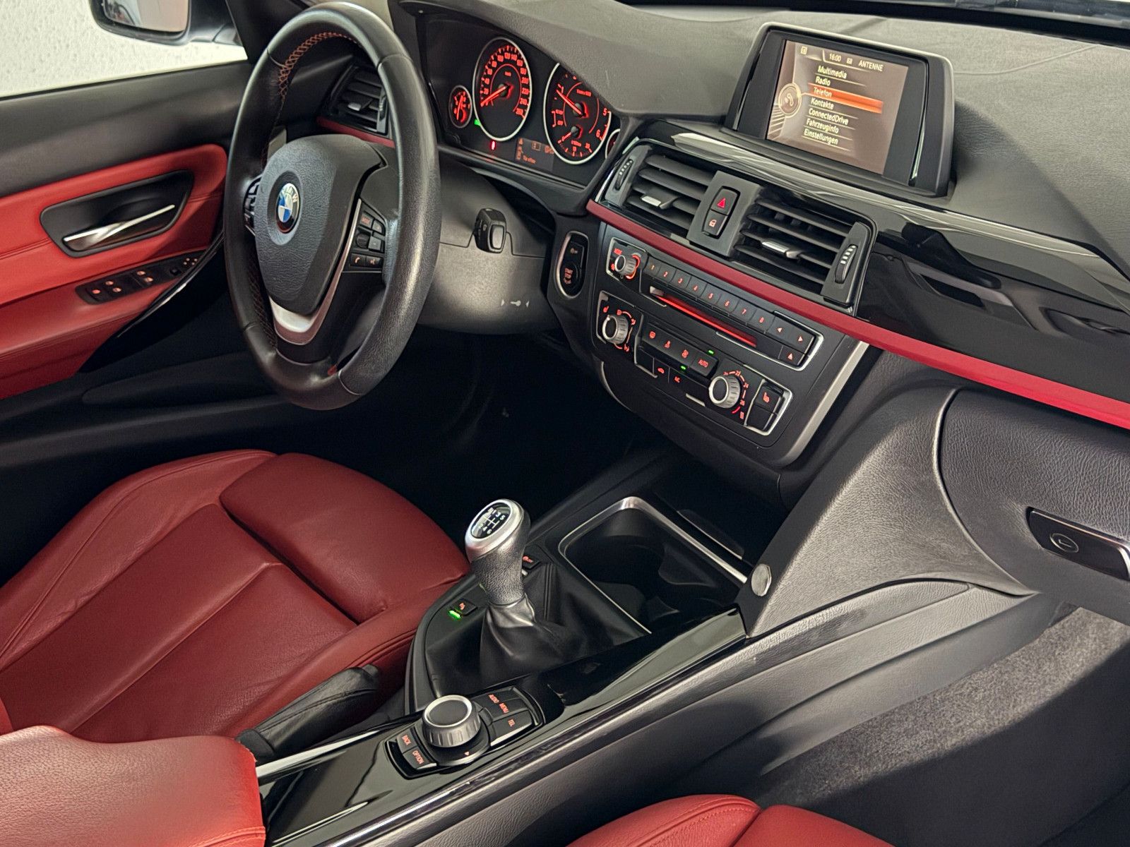 Fahrzeugabbildung BMW 320 d Lim. SPORT LINE/XENON/KAMERA/PDC/KLIMA