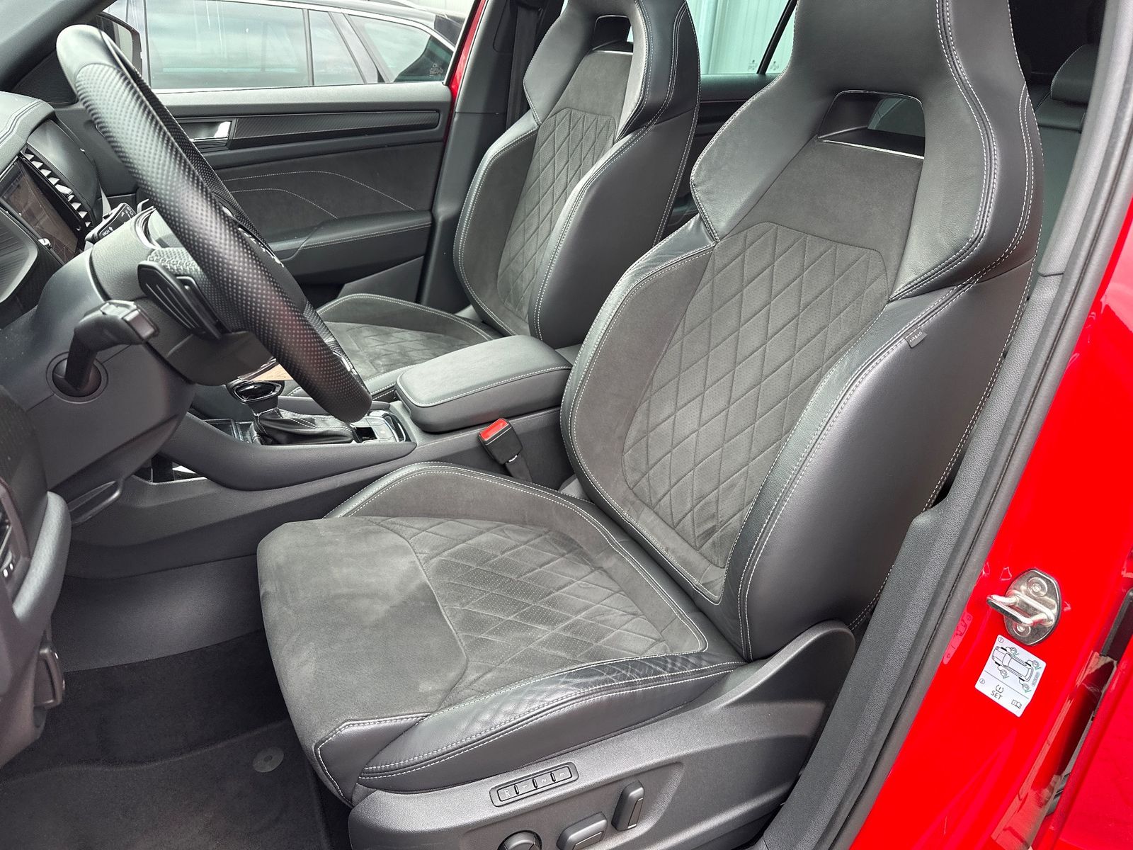 Fahrzeugabbildung SKODA Kodiaq Sportline 4x4 NAV+LED+PANO+AHK+ACC+19ZOLL