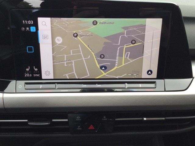 Fahrzeugabbildung Volkswagen Golf VIII TSI Life Standhzg. LED AHK Navi Pano A