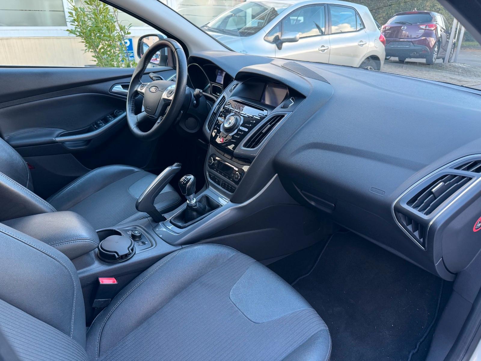 Ford Focus 2011 — photo 12