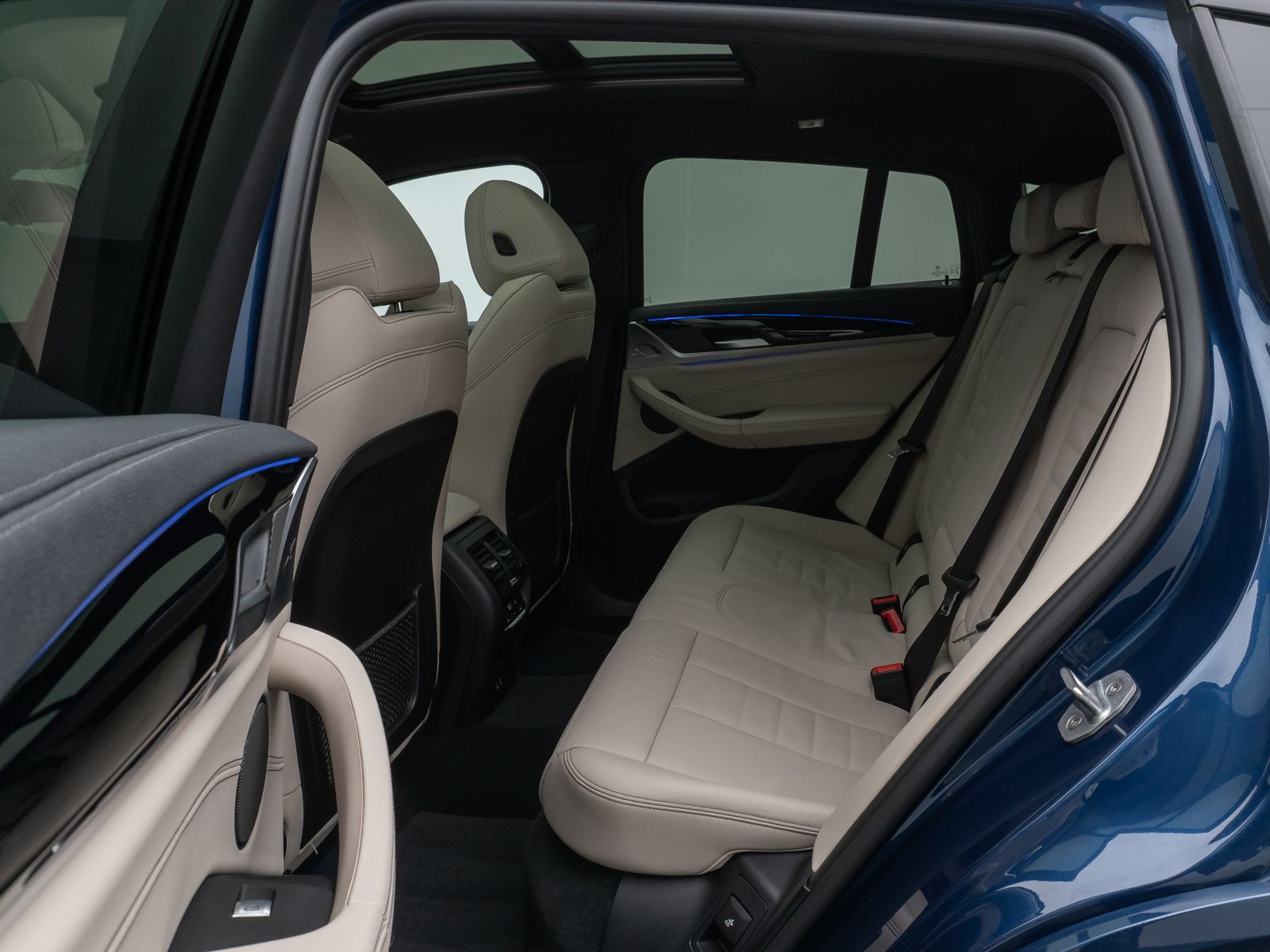 Fahrzeugabbildung BMW X4 xD30d M Sport Panorama Kamera HUD H/K AHK 21"