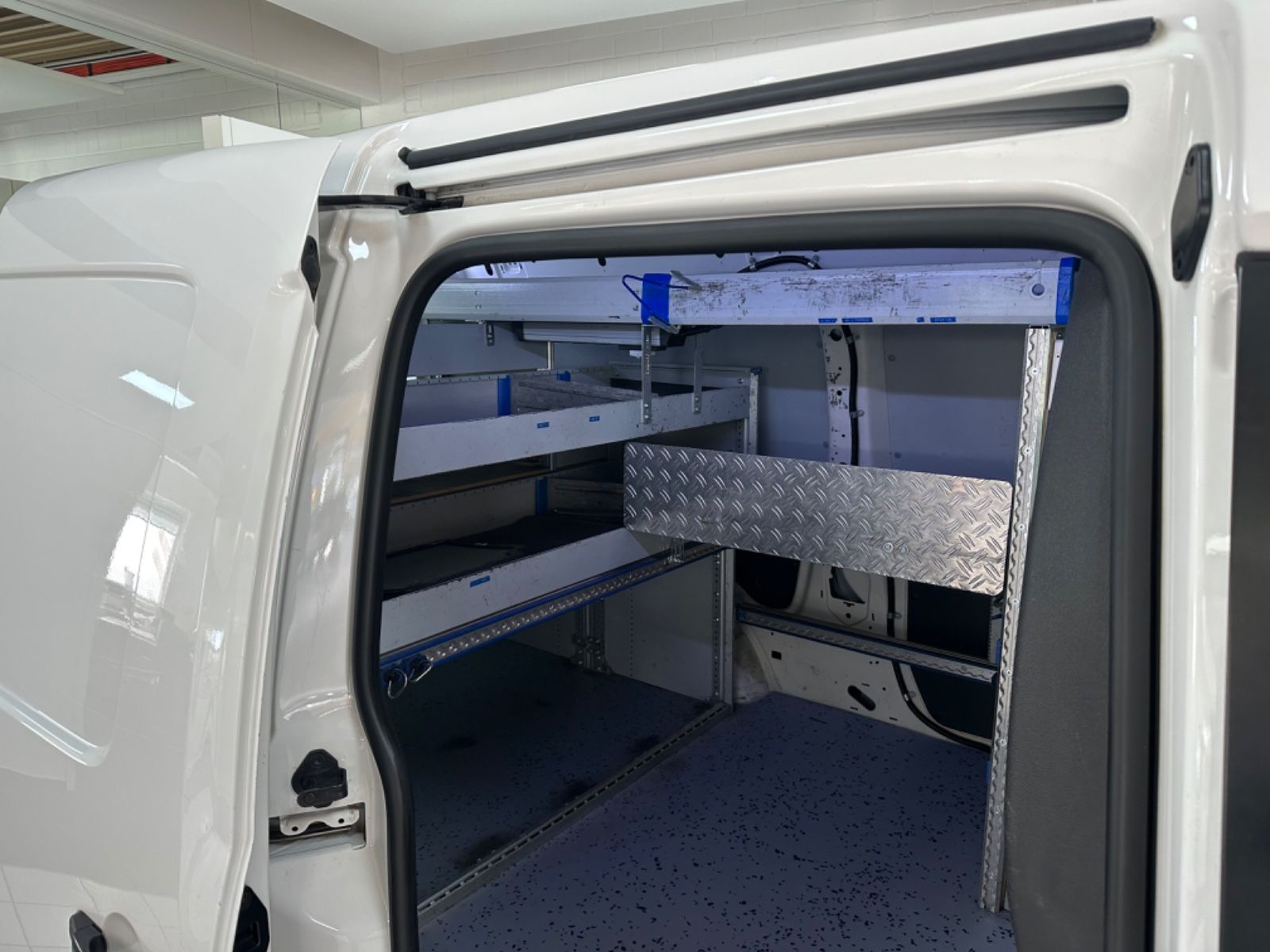 Fahrzeugabbildung Volkswagen Caddy *Maxi*Kasten*BMT*Werkstattwagen*