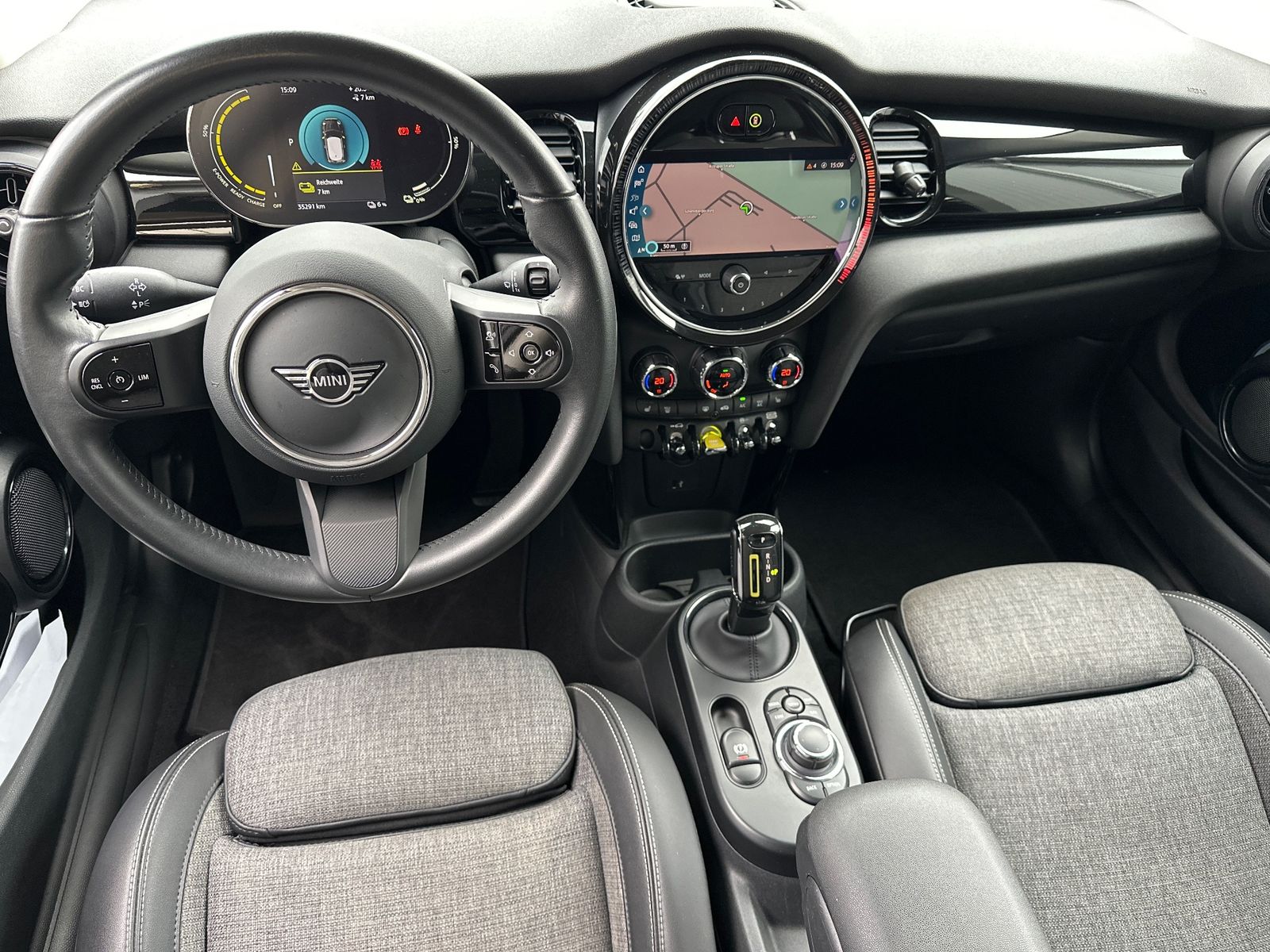Fahrzeugabbildung MINI Cooper SE Classic Trim NAV+LED+SHZ+KEYLESS