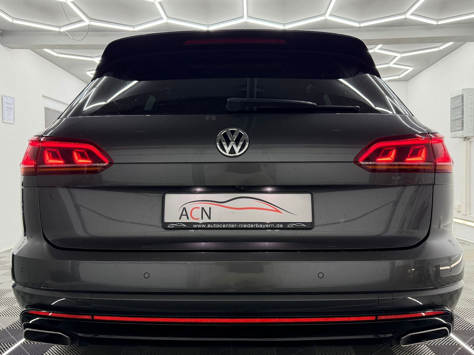 Fahrzeugabbildung Volkswagen Touareg 4Motion R-LINE/DAB+/MATRIX IQ/AHK/21 ZO