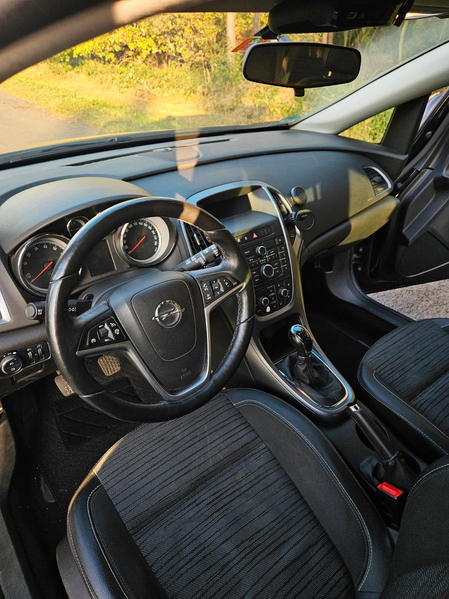 Opel Astra 2014 — фото 10