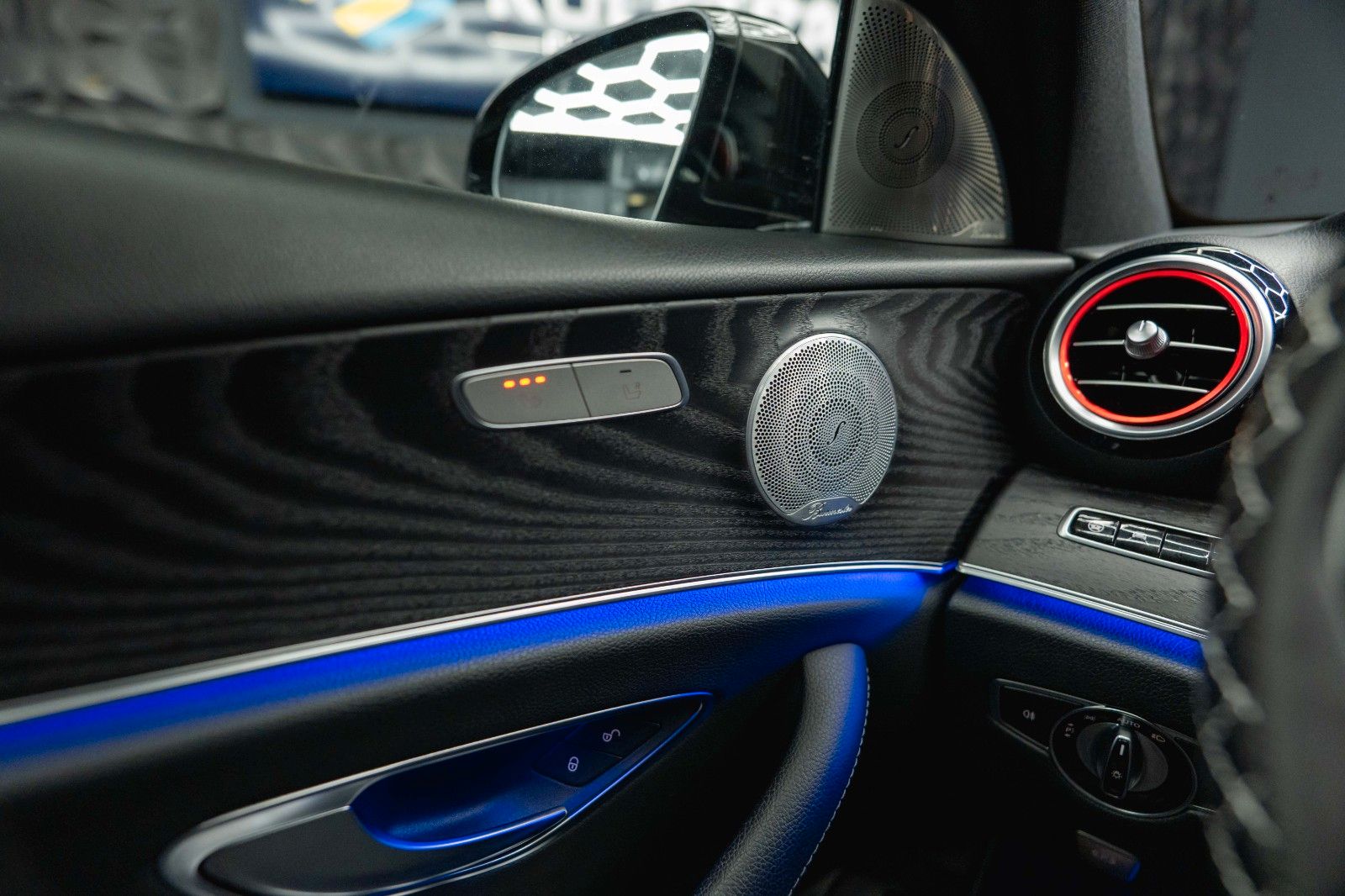 Fahrzeugabbildung Mercedes-Benz E 300de AMG Night-Paket Designo *Pano*ACC*LED*