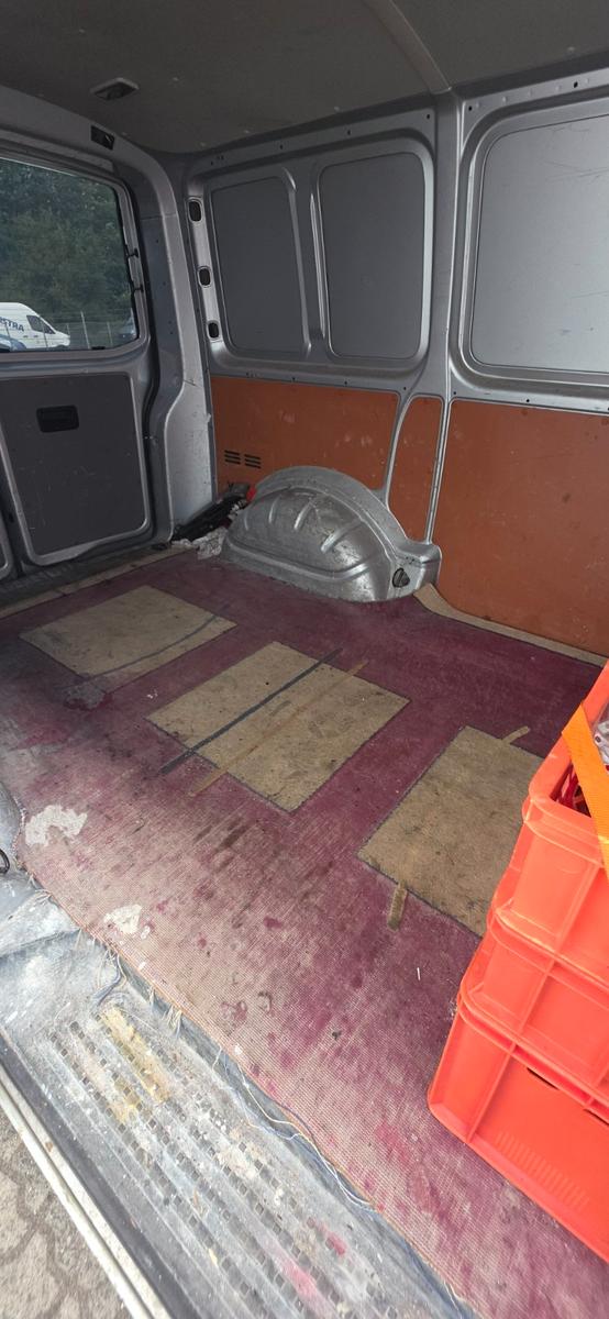 Volkswagen Transporter 2009 — photo 11
