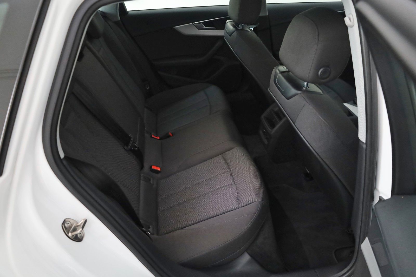 Fahrzeugabbildung Audi A4 Avant 35 TFSI Navi,LED,Panorama,Kamera,SR+WR