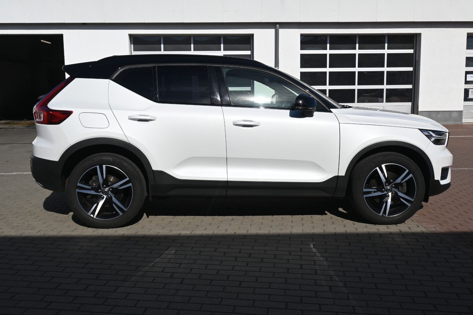 Fahrzeugabbildung Volvo XC40 T4 FWD Autom. R-Design*FSHZG*H&K*RFK*ACC*