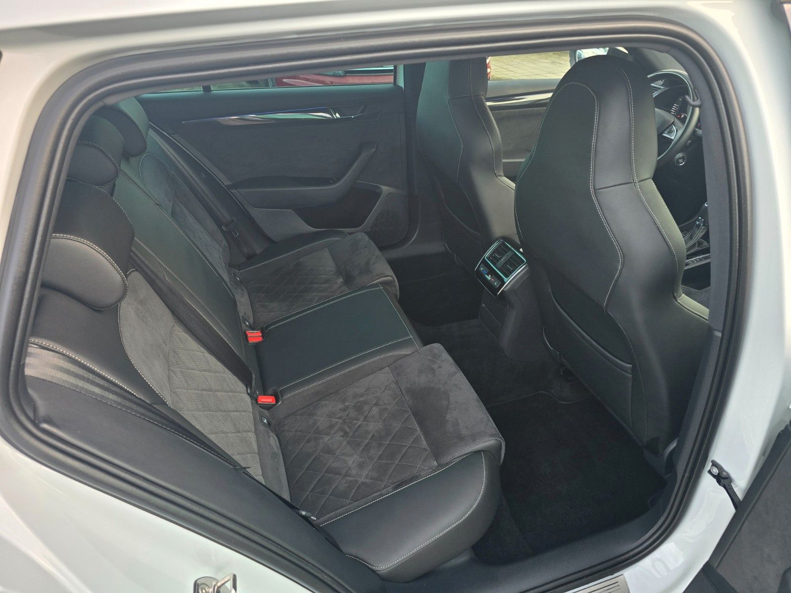 Skoda Superb Combi Sportline 4x4 LED ACC 4xSHZ foto 20