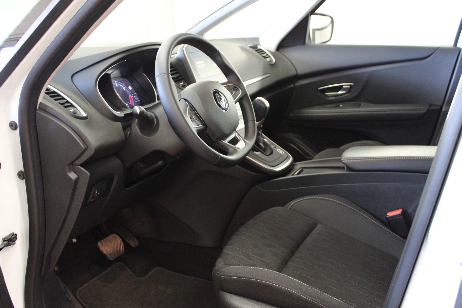 Fahrzeugabbildung Renault Grand Scenic TCe140 Limited Deluxe EDC 7-Sitzer