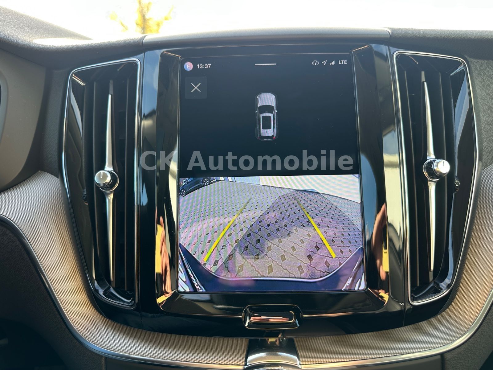 Fahrzeugabbildung Volvo XC60 B4 PlusDark AWD/BLIS/Leder/Pano/LED/360°Kam
