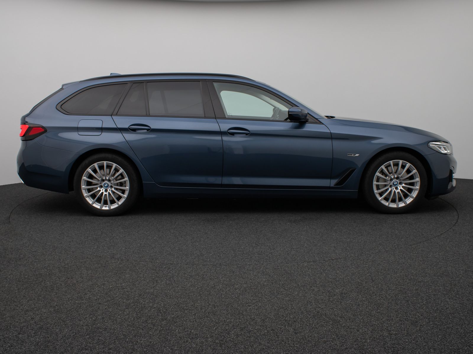 Fahrzeugabbildung BMW 530e Panorama Kamera HUD DAB HiFi Alarm Sport