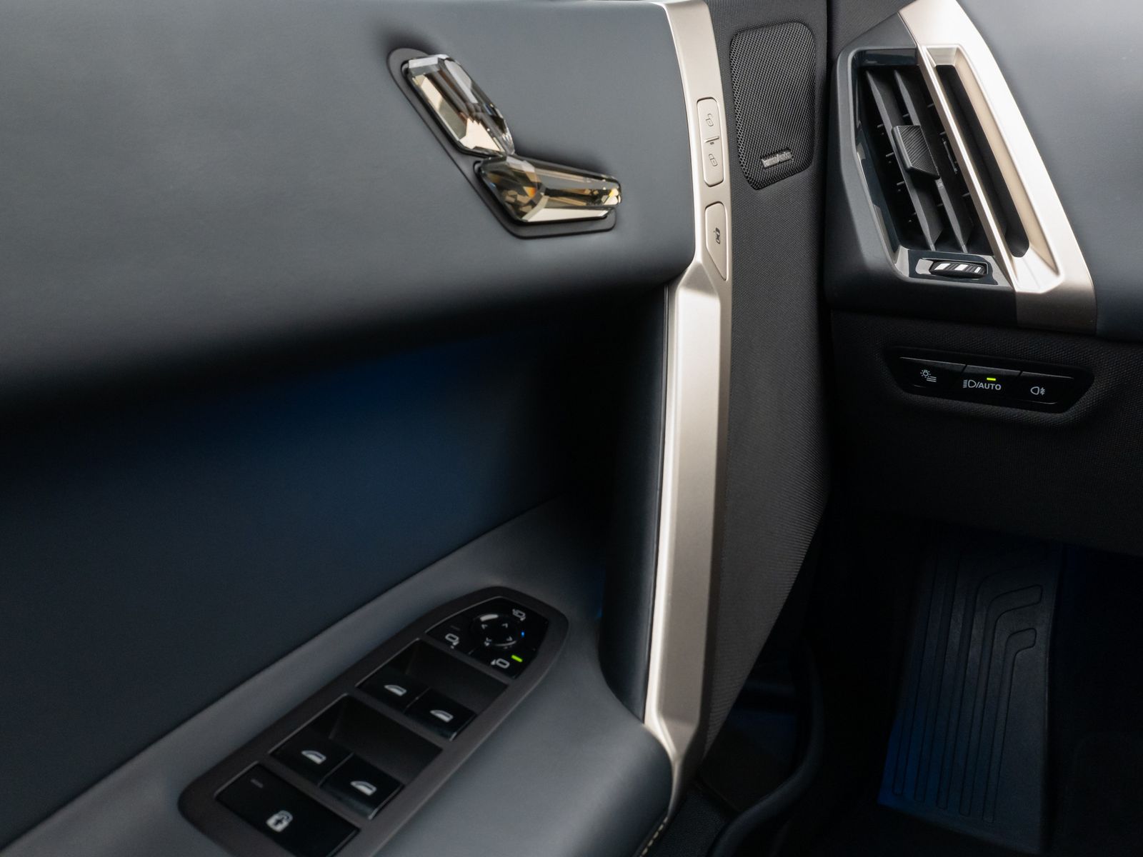 Fahrzeugabbildung BMW iX xD40 Sport Panorama Laser 360°ACC Komfort 22"