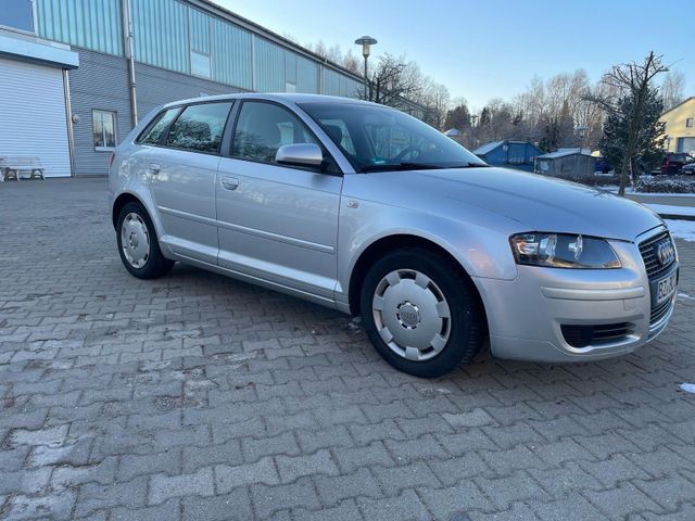 Audi A3 Sportback 1.6 FSI Attraction / AHK / TOP !!