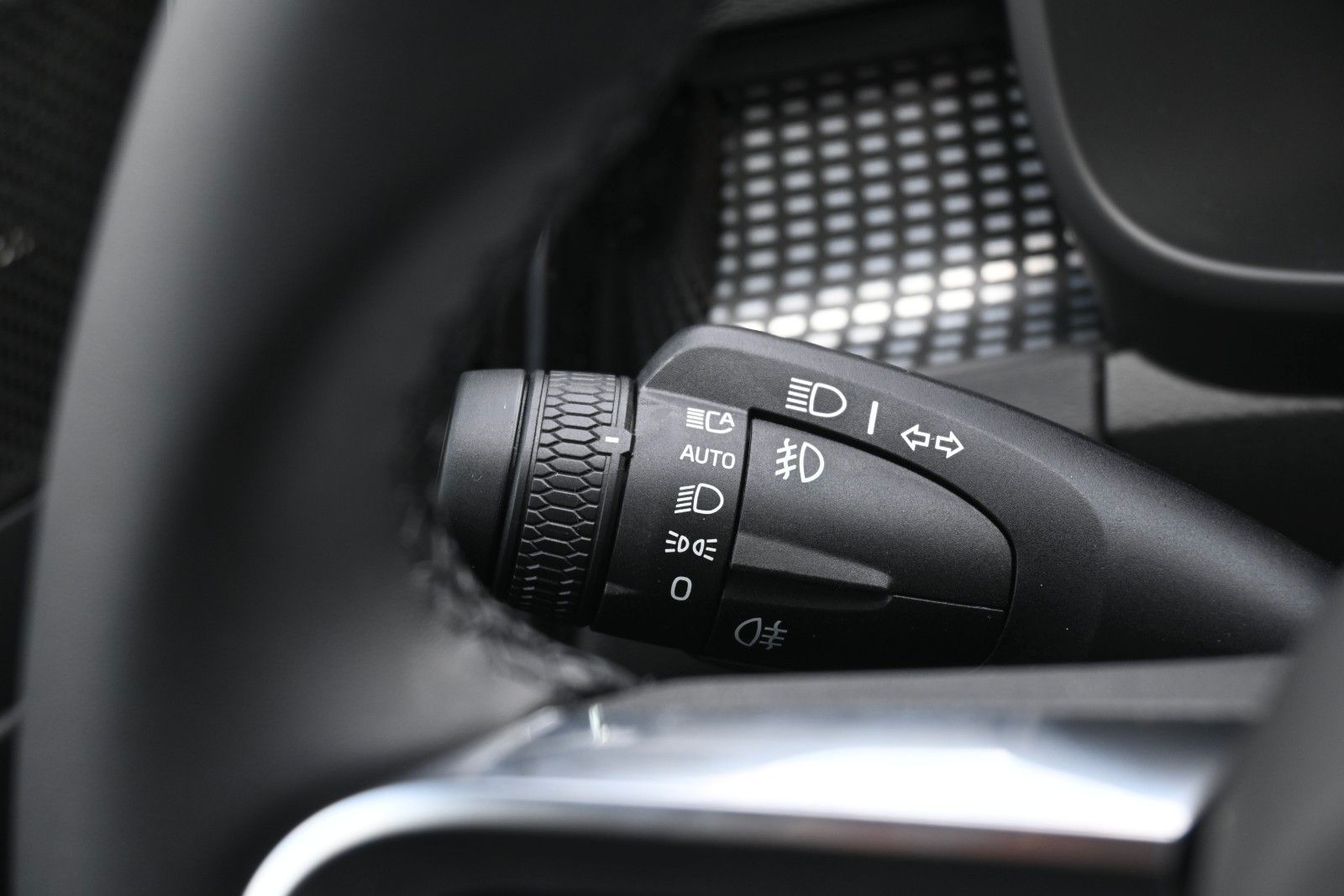 Fahrzeugabbildung Volvo XC40 B3 Plus Black Edition*LED*360*H&K*BLIS*20"