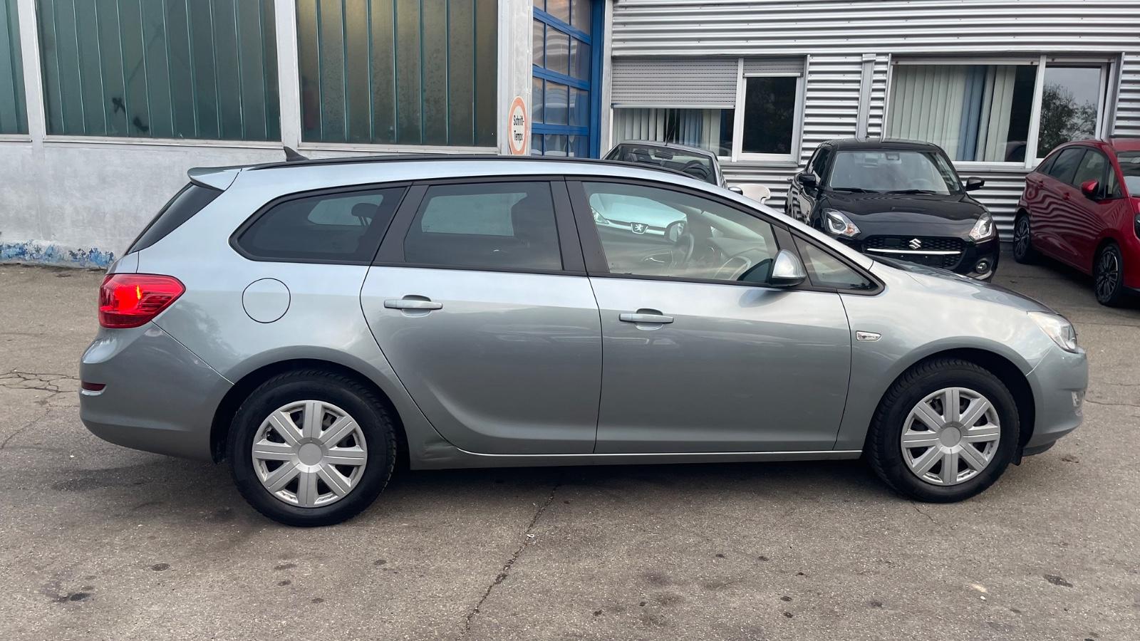 Opel Astra 2011 — photo 7