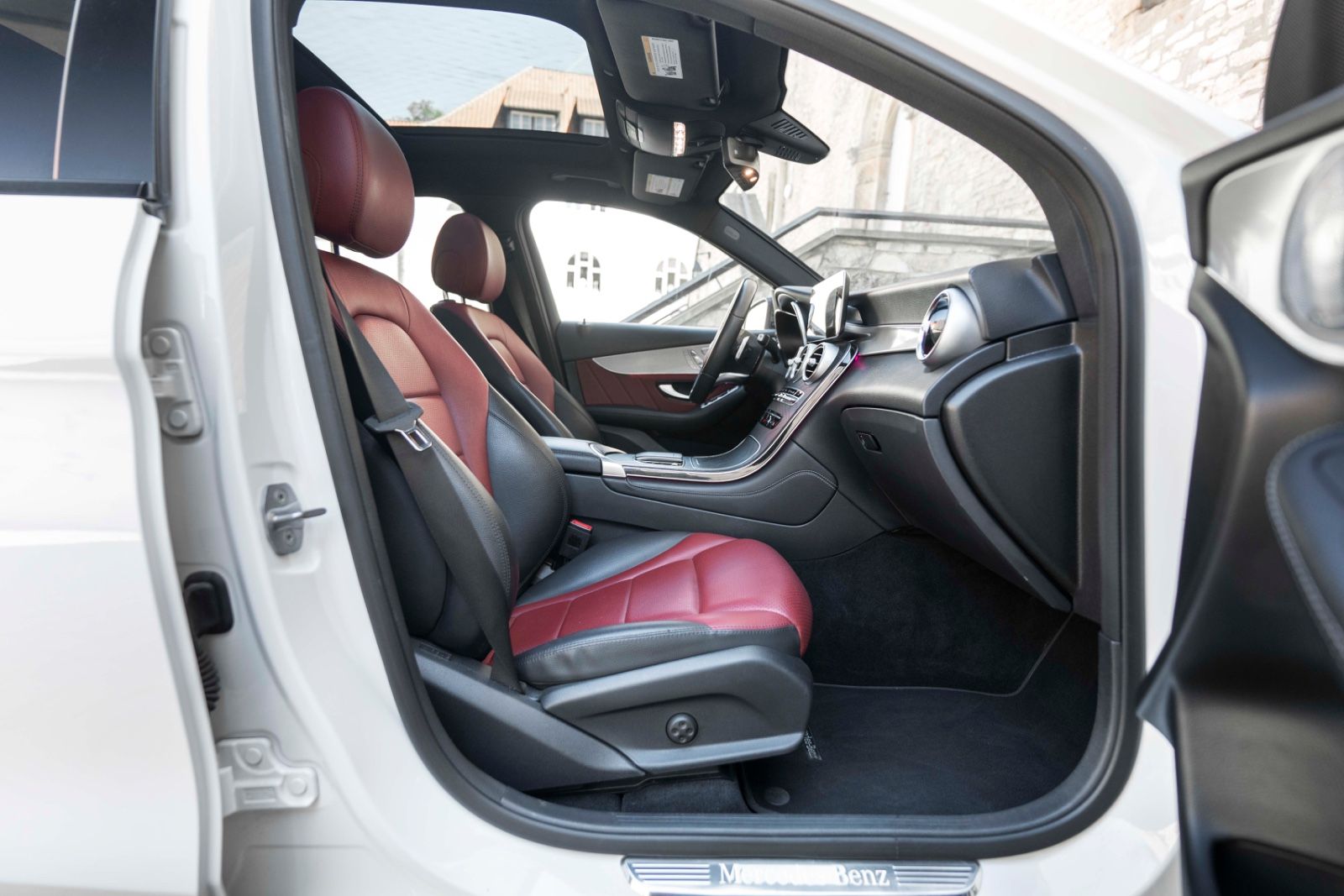 Fahrzeugabbildung Mercedes-Benz GLC 300 AMG-LINE BURMESTER LED 360° SHZ PANO