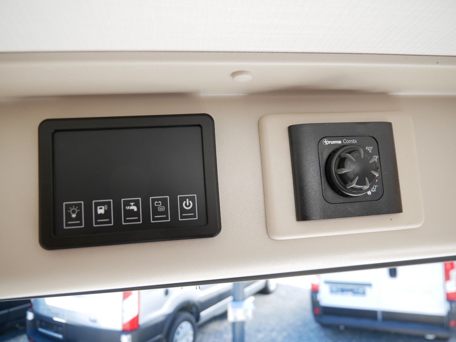 Fahrzeugabbildung Chausson Van First Line V594L Dörr Black-Edition exklusiv