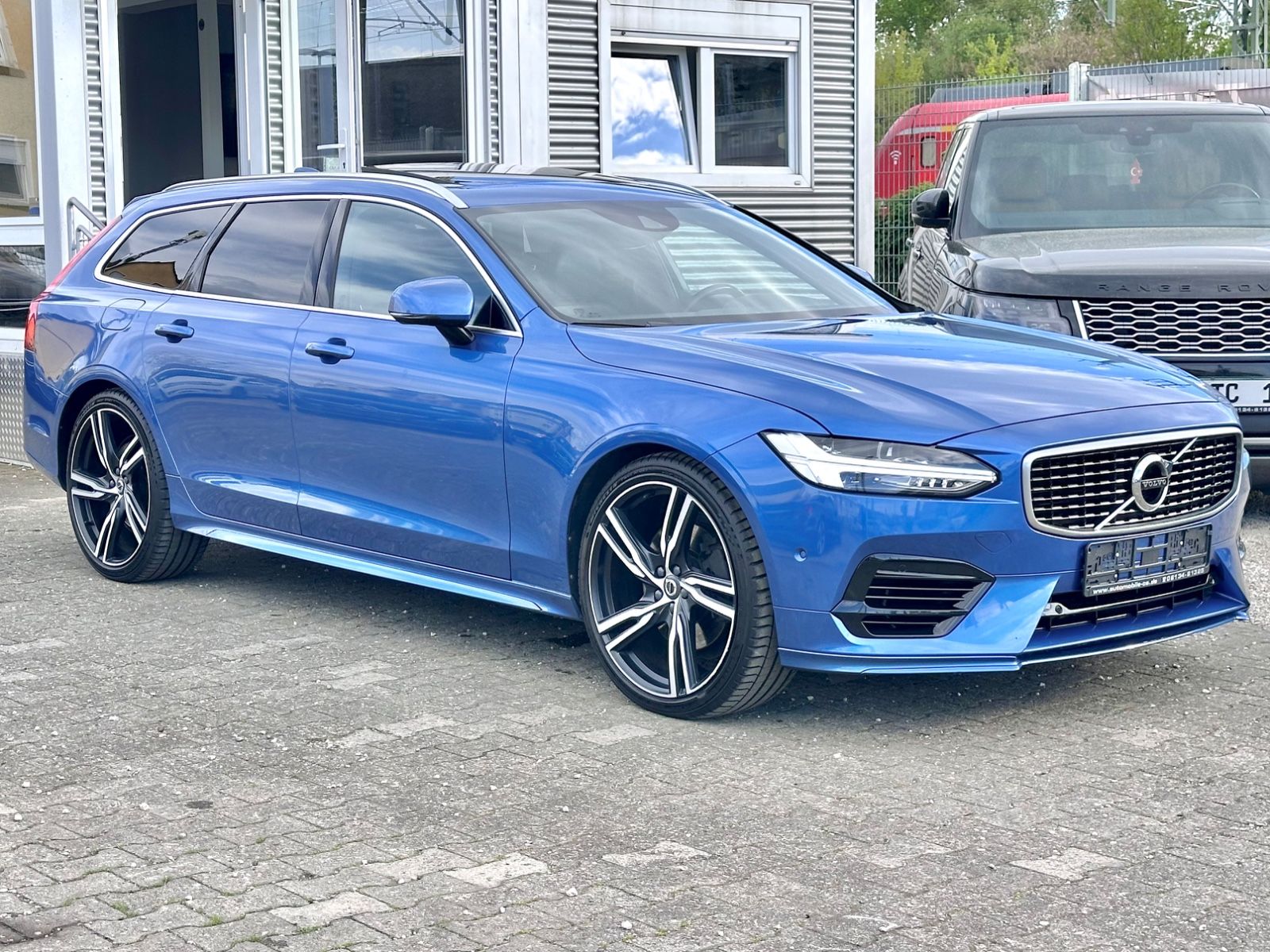 Fahrzeugabbildung Volvo V90 KOMBI T8 R-DESIGN HYBRID AWD*AHK+VOLL+MOD.19