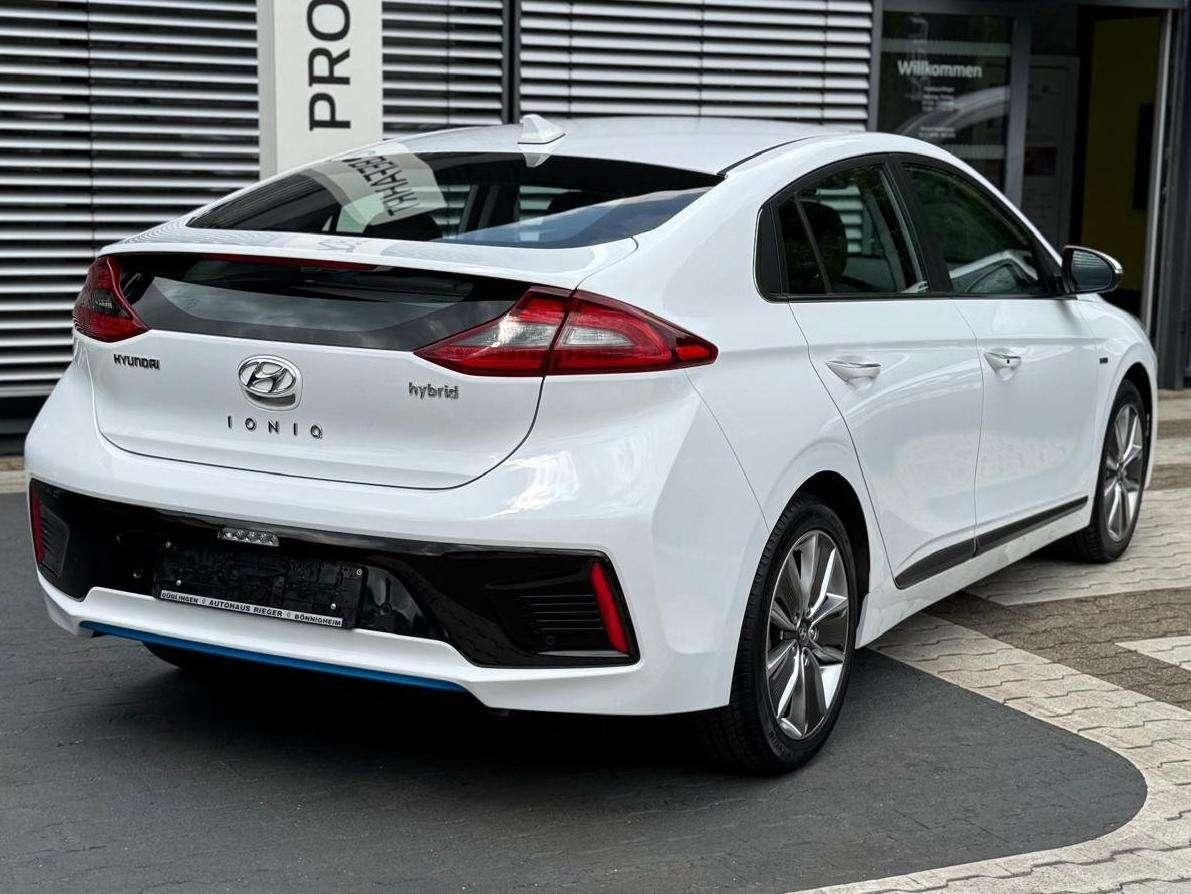 Fahrzeugabbildung Hyundai IONIQ Premium Hybrid
