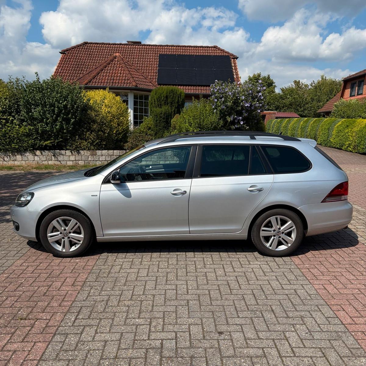 Volkswagen Golf 2012 — rear view