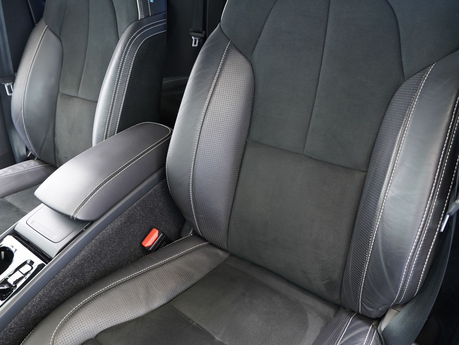 Fahrzeugabbildung Volvo XC 40 T4 R Design INTELLISAFE/LED/360°