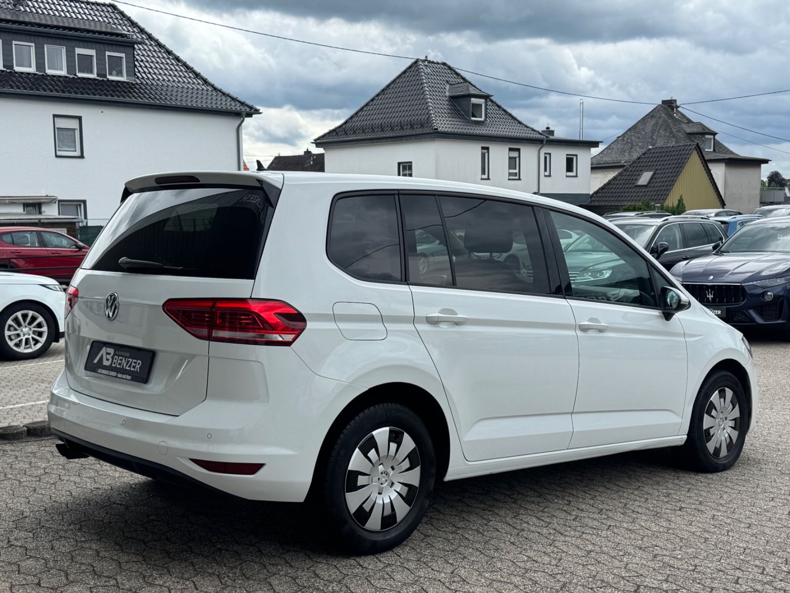 Fahrzeugabbildung Volkswagen Touran Comfortline/DSG/5-Sitzer/PDC