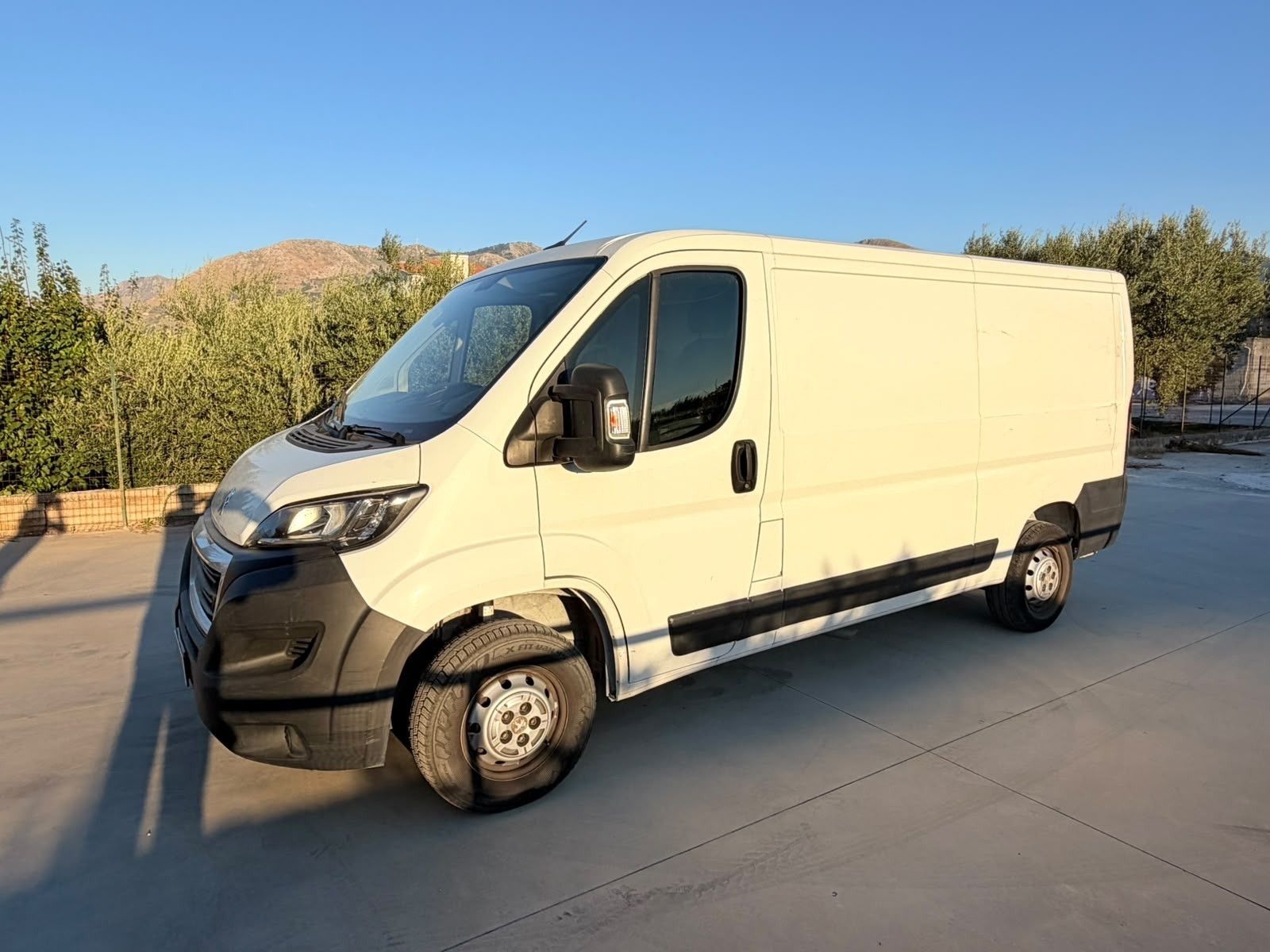 Peugeot Boxer 330 2.2 BlueHDi 120 S&S PC-TN Furg imagem 3
