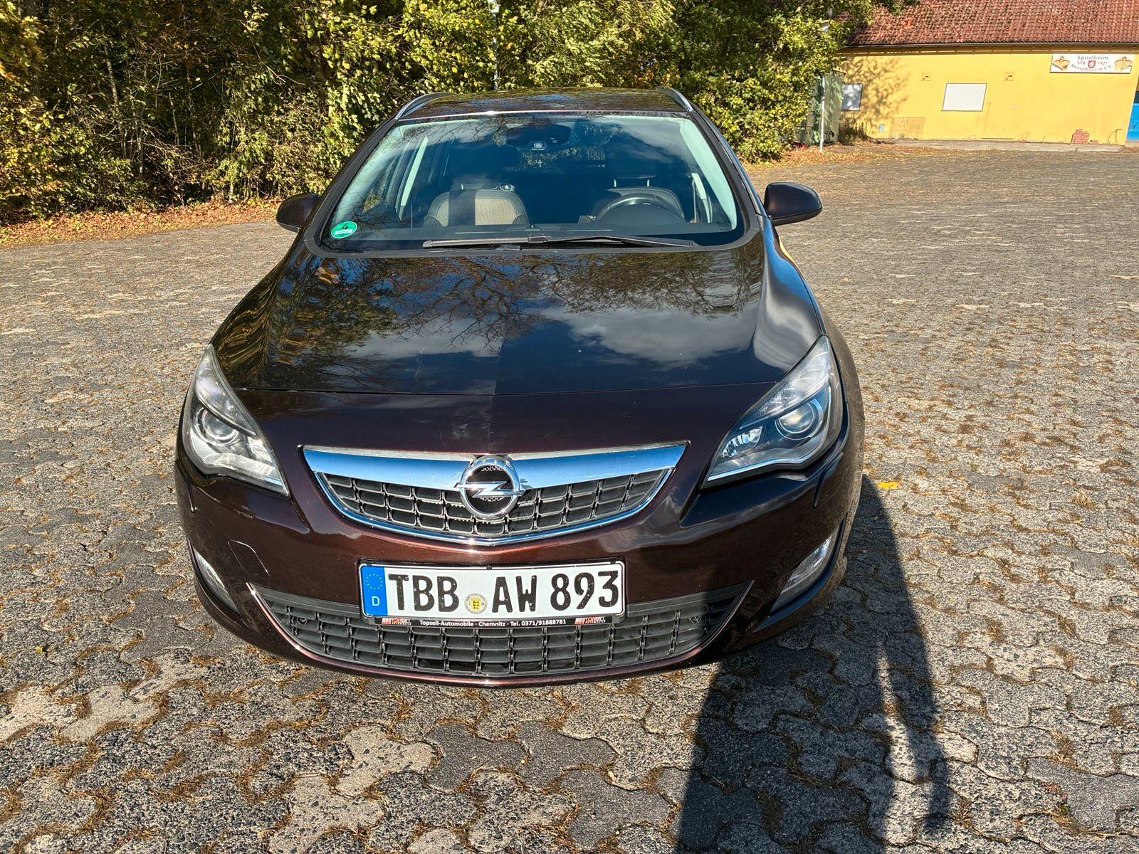 Opel Astra 2012 — interior