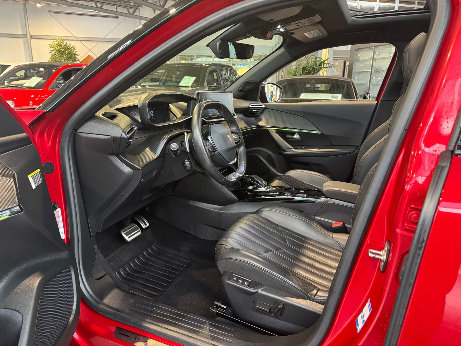 Fahrzeugabbildung Peugeot 2008 GT PANO LED NAVI ALU